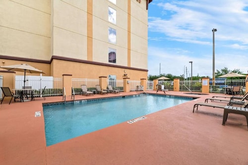 King Suite Near Regal Marine Industries ORL 12 Luxury Bookings