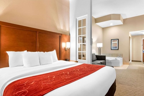 King Suite Near Regal Marine Industries ORL 1 Luxury Bookings