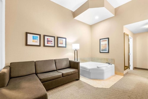 King Suite Near Regal Marine Industries ORL 2 Luxury Bookings