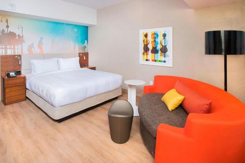 King Room Near Original Muscle Beach LA Luxury Bookings