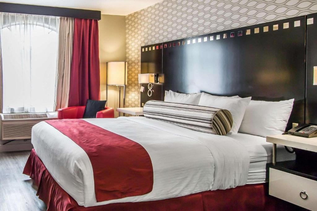 Standard Room Near Lake Hollywood Park LA Luxury Bookings