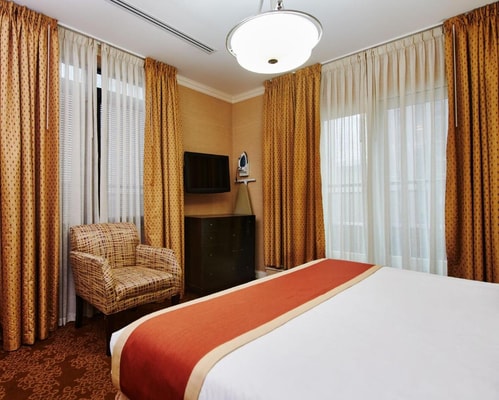 Queen Studio Near Father Duffy Square NYC 4 Luxury Bookings