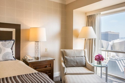 Deluxe King Room Near Museum Contemporary Art LA 3 Luxury Bookings