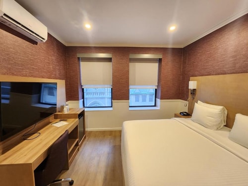 Deluxe King Room Near Walter Kerr Theatre NYC Luxury Bookings