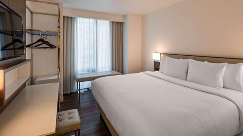 King Room Near Houghton Hall Arts Community NYC Luxury Bookings