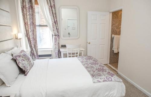 Standard Queen Room Near Balsley Park NYC 1 Luxury Bookings