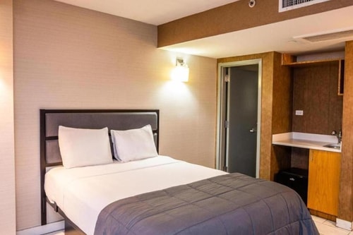 Deluxe Queen Room Near Wheels school NYC Luxury Bookings