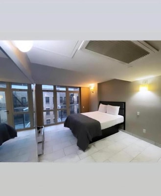 Deluxe Queen Room Near Wheels school NYC 1 Luxury Bookings