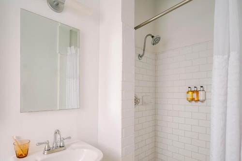 Queen Room Near The Paul Smith Pink Wall LA 5 Luxury Bookings