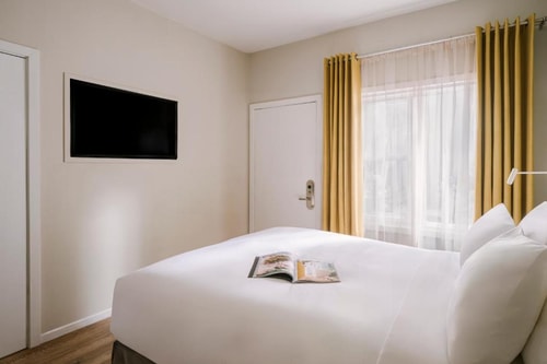 Queen Room Near The Paul Smith Pink Wall LA 1 Luxury Bookings