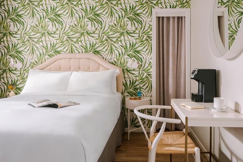 Queen Room Near The Paul Smith Pink Wall LA 2 Luxury Bookings