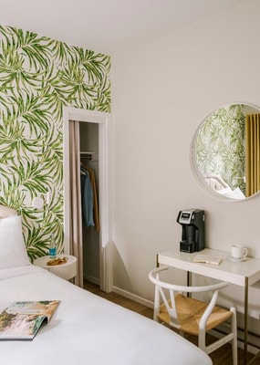 Queen Room Near The Paul Smith Pink Wall LA 3 Luxury Bookings
