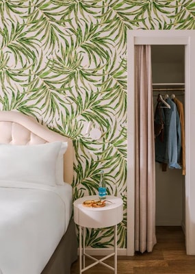 Queen Room Near The Paul Smith Pink Wall LA 4 Luxury Bookings
