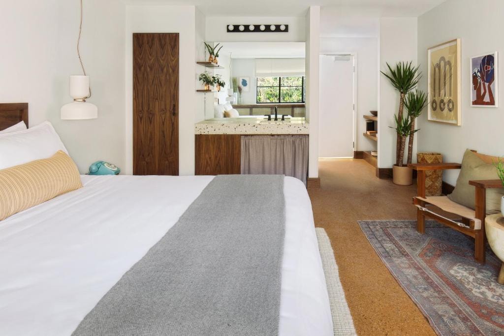 Studio King Near Bulan Thai Vegetarian Kitchen LA Luxury Bookings