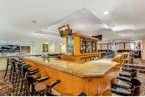 King Room Near Airport Spectrum Lax Parking LA 8 Luxury Bookings