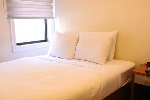 Queen Room Near Salsa Sabrosa NYC 2 Luxury Bookings