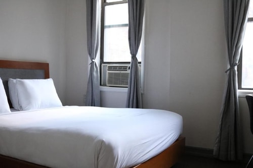 Queen Room Near Salsa Sabrosa NYC Luxury Bookings