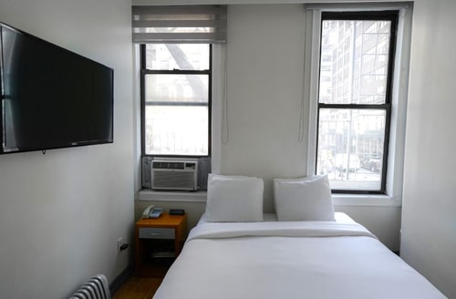 Queen Room Near Salsa Sabrosa NYC 8 Luxury Bookings