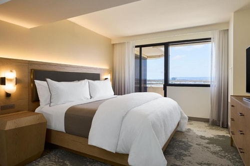 Deluxe Corner Suite Near Meta Bank LA 1 Luxury Bookings