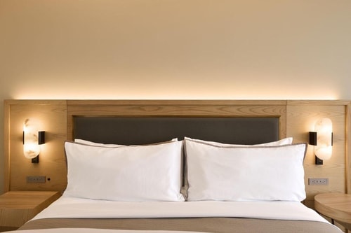 Deluxe Corner Suite Near Meta Bank LA 2 Luxury Bookings