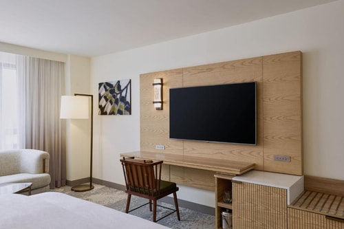 Deluxe Corner Suite Near Meta Bank LA 3 Luxury Bookings