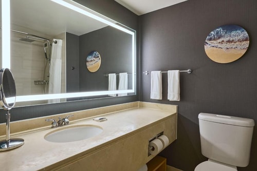 Deluxe Corner Suite Near Meta Bank LA 4 Luxury Bookings