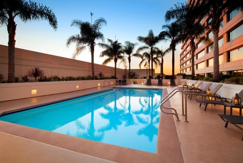 Deluxe Corner Suite Near Meta Bank LA 14 Luxury Bookings