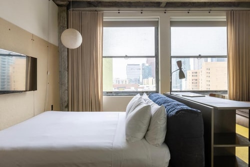 King Near Joes Auto Parks LA 1 Luxury Bookings