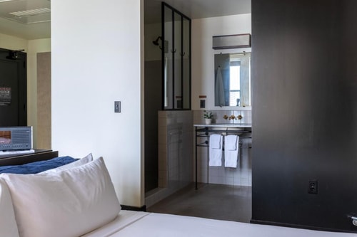 King Near Joes Auto Parks LA 3 Luxury Bookings