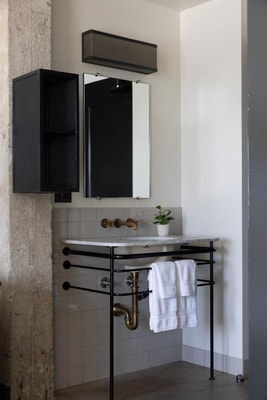 King Near Joes Auto Parks LA 7 Luxury Bookings