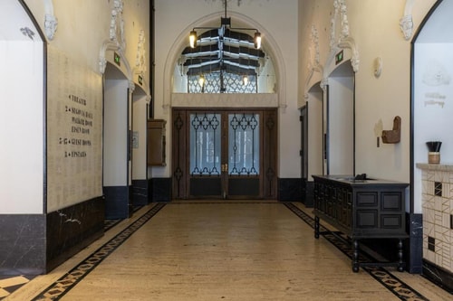 King Near Joes Auto Parks LA 8 Luxury Bookings