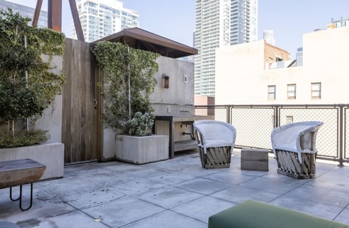 King Near Joes Auto Parks LA 10 Luxury Bookings