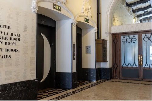 King Near Joes Auto Parks LA 9 Luxury Bookings