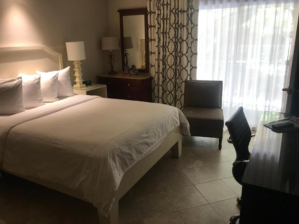 Standard Queen Room Near Barnsdall Art Park LA Luxury Bookings