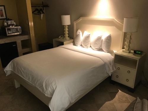 Standard Queen Room Near Barnsdall Art Park LA 1 Luxury Bookings