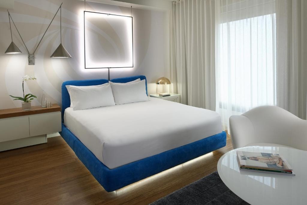 Standard King Room Near Sunset Blvd Piazza Del LA Luxury Bookings