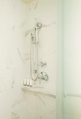 Standard King Room Near Sunset Blvd Piazza Del LA 5 Luxury Bookings