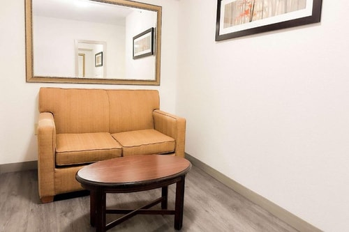 Deluxe King Room Near Lake Wilson ORL 4 Luxury Bookings