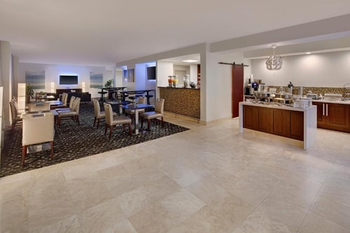 Standard Queen Room Near 7 Eleven ORL 3 Luxury Bookings