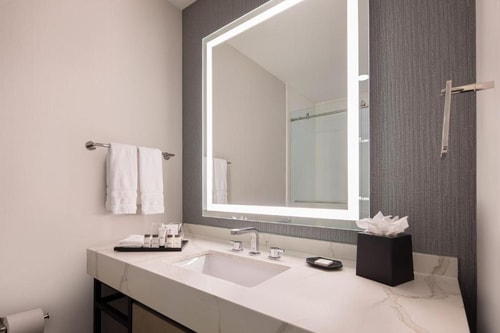 Standard Queen Room Near 7 Eleven ORL 1 Luxury Bookings