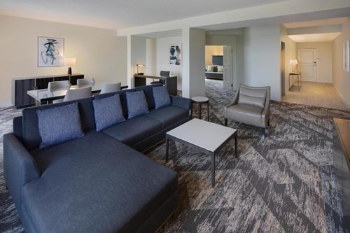 Standard Queen Room Near 7 Eleven ORL 6 Luxury Bookings