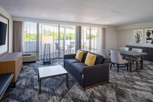 Standard Queen Room Near 7 Eleven ORL 2 Luxury Bookings