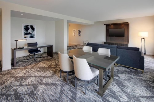 Standard Queen Room Near 7 Eleven ORL 9 Luxury Bookings