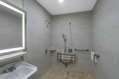 King Room Near Tellefson Park LA 4 Luxury Bookings