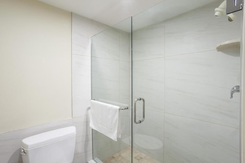 King Room Near Tellefson Park LA 5 Luxury Bookings