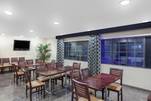 King Room Near Tellefson Park LA 11 Luxury Bookings