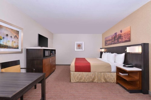 King Room Near Daniel Webster Middle School LA 3 Luxury Bookings