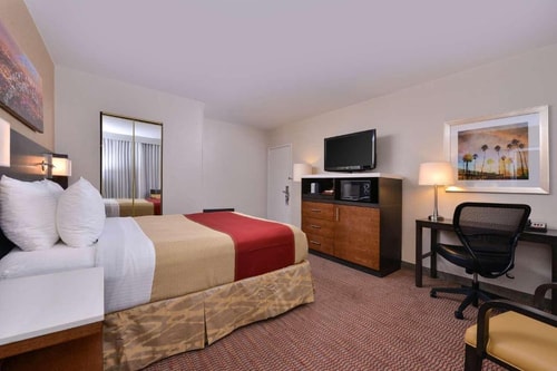 King Room Near Daniel Webster Middle School LA 2 Luxury Bookings