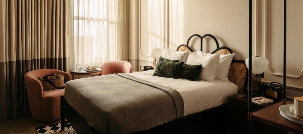 Cosy King Near Green Qween Weed Dispensary LA Luxury Bookings