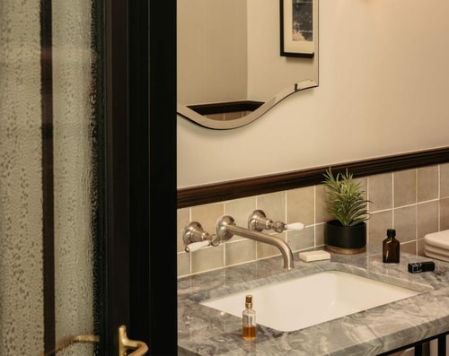 Cosy King Near Green Qween Weed Dispensary LA 6 Luxury Bookings